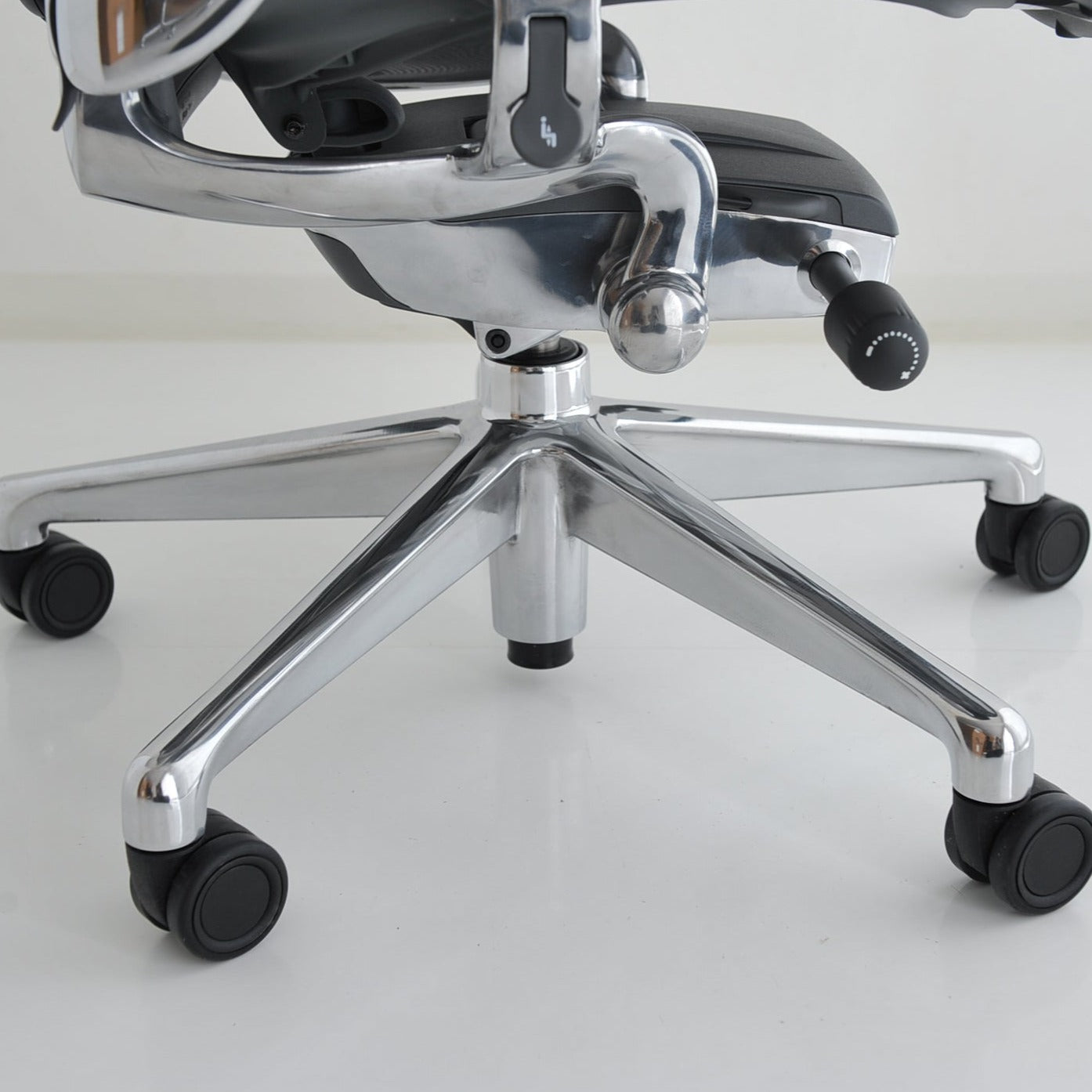 ハーマンミラーのアーロンチェアリマスタード