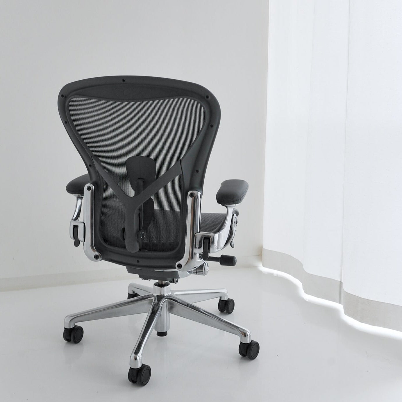 ハーマンミラーのアーロンチェアリマスタード