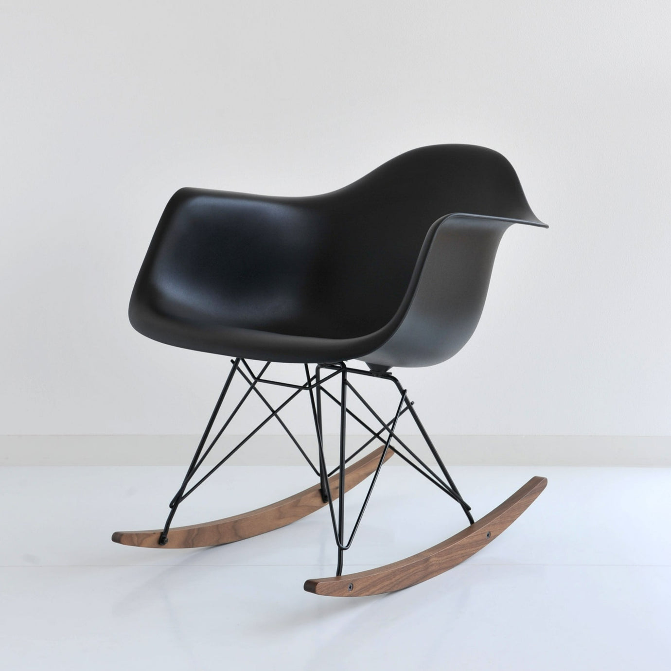 ハーマンミラー イームズ アームシェルチェア ロッカーベース Herman Miller Eames Shell Chairs – RAIRAI