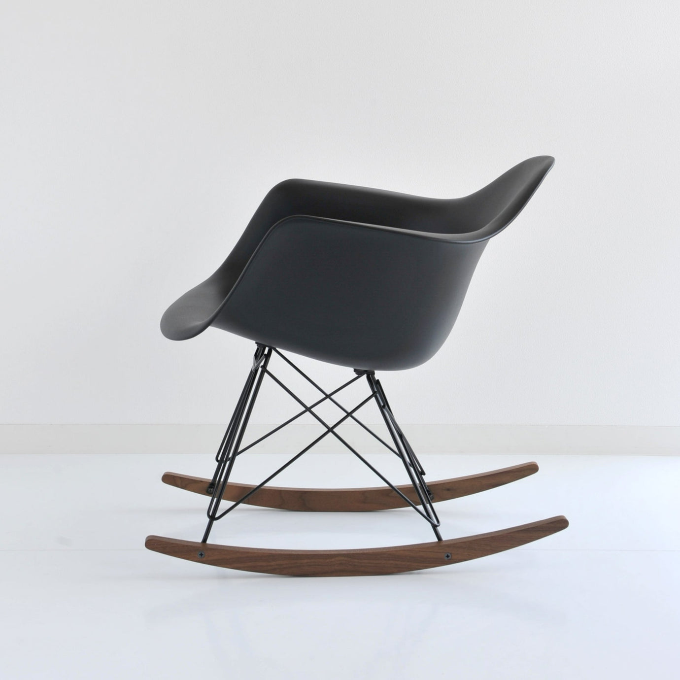 ハーマンミラー イームズ アームシェルチェア ロッカーベース Herman Miller Eames Shell Chairs – RAIRAI