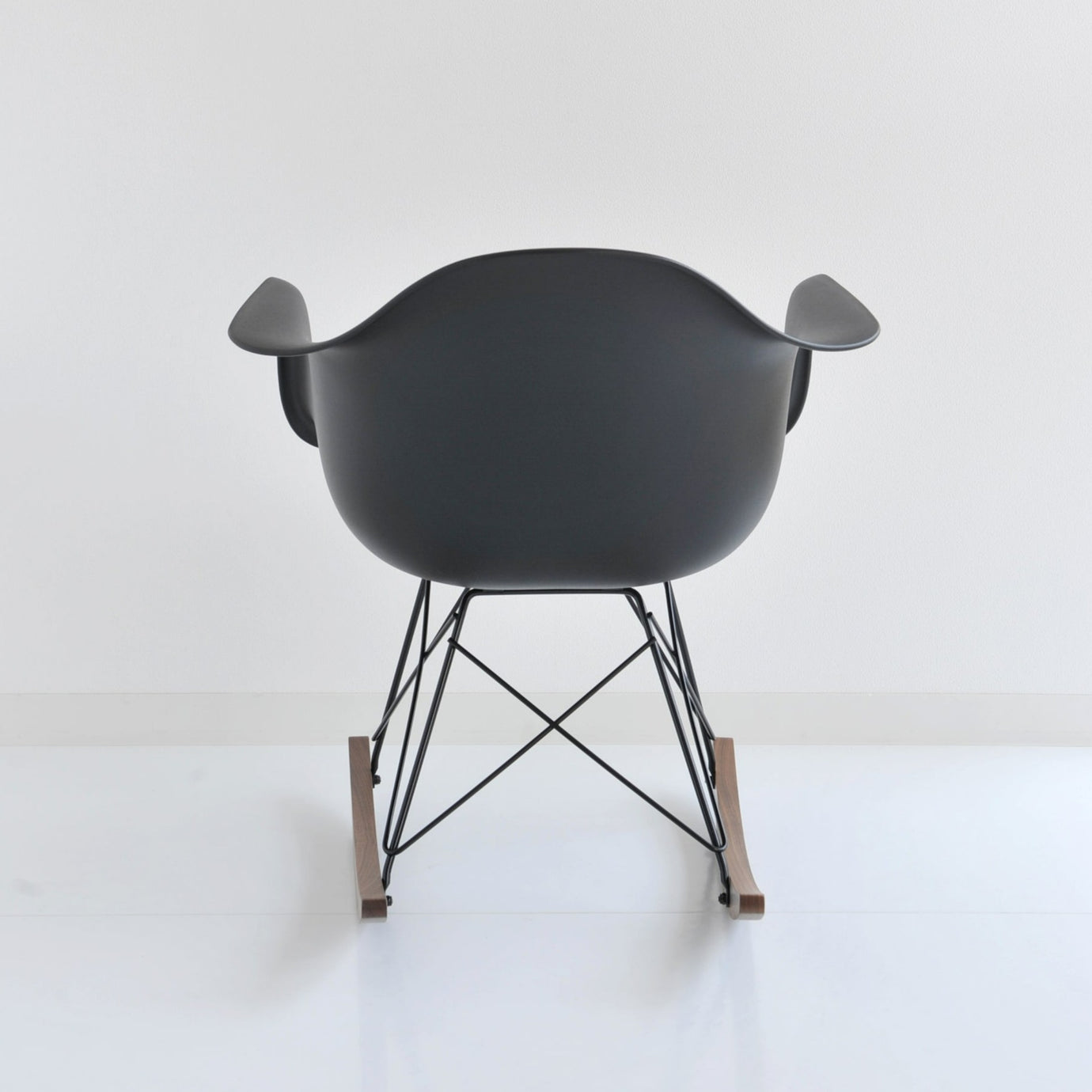 ハーマンミラー イームズ アームシェルチェア ロッカーベース Herman Miller Eames Shell Chairs – RAIRAI