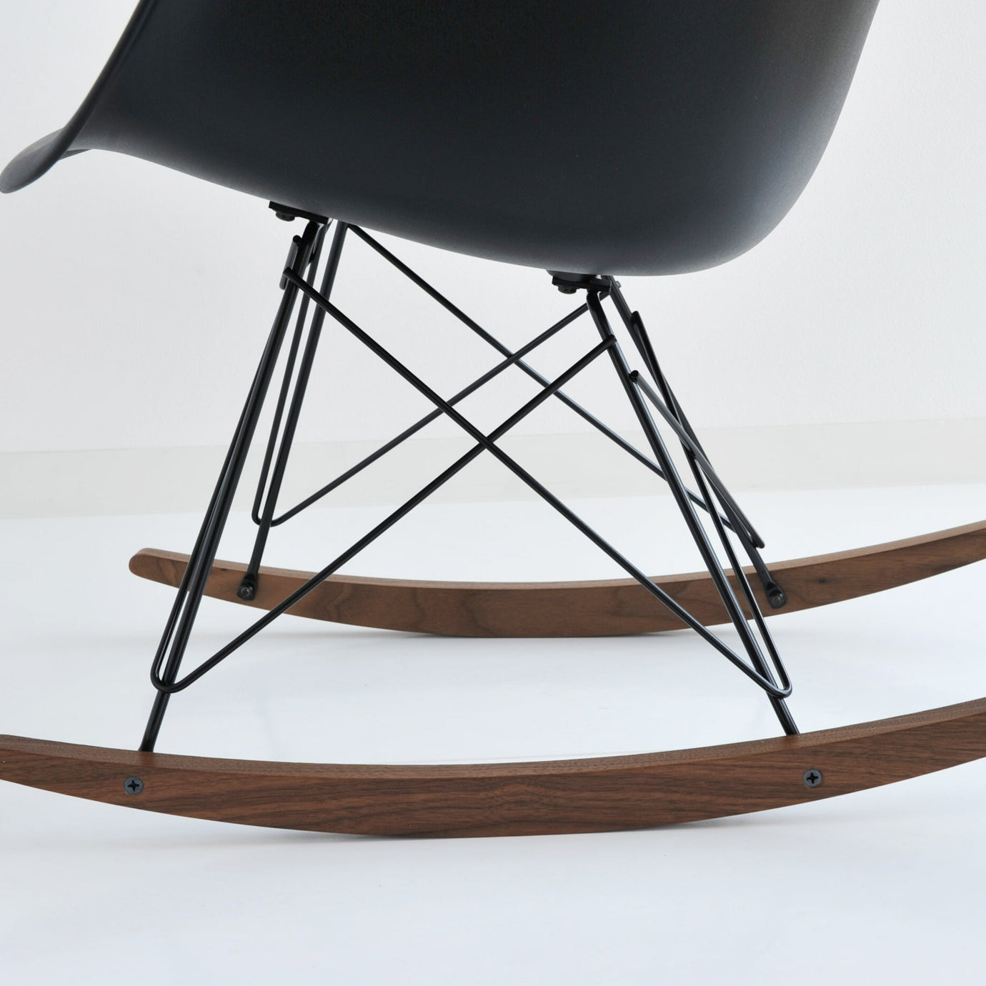 ハーマンミラー イームズ アームシェルチェア ロッカーベース Herman Miller Eames Shell Chairs – RAIRAI