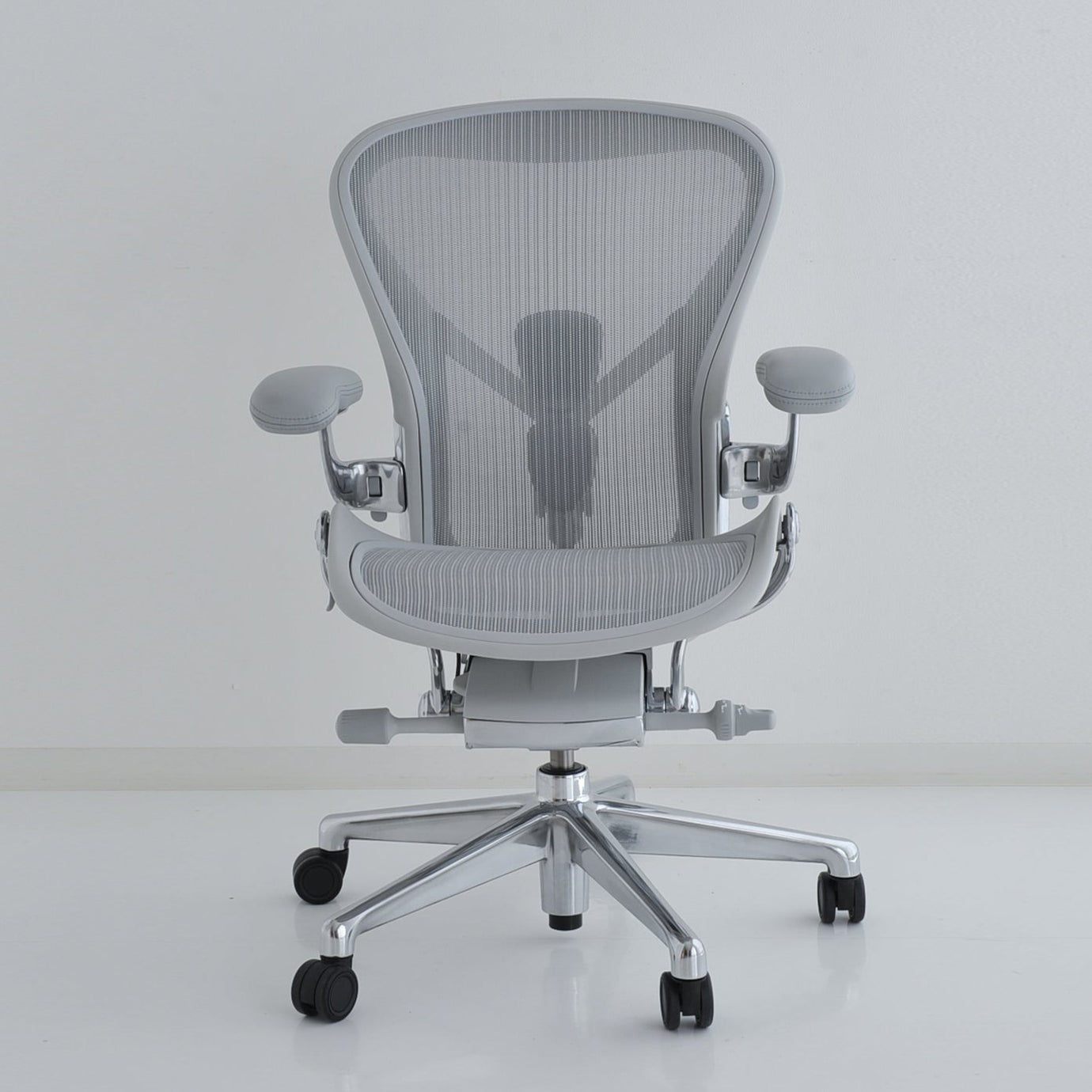 ハーマンミラー アーロンチェア リマスタード ミネラルフレーム ポリッシュベース Bサイズ DC1キャスター Herman Miller A –  RAIRAI